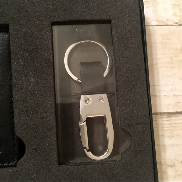 Steve Madden Men’s Wallet and Key Chain Set - Picture 5 of 8